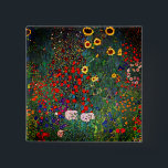 Bóton Quadrado 5.08cm Jardim Flor Gustav Klimt<br><div class="desc">Botão que apresenta o Jardim de Fazendas de pintura de óleo de Gustav Klimt com girassóis (1907). Um belo jardim de girassóis e belas flores azuis,  vermelhas,  roxas,  rosa e brancas. Um presente de excelente para fãs de Arte Nouveau e de Arte Austríaca.</div>