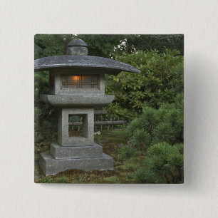 Bóton Quadrado 5.08cm Lanterna de pedra iluminada no Jardim Japonês