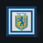 Bóton Quadrado 5.08cm Leão de Judah Emblem Ariel Hebrew<br><div class="desc">Botão quadrado com a imagem de um leão azul e amarelo de Judah emblem em branco com bordas azuis claras e azuis escuras e "Ariel" em hebraico em letras azuis acima dele. Veja o encanto quadrado correspondente, chaveiro de metal grande e quadrado, chaveiro de acrílico quadrado de lado duplo, colar...</div>