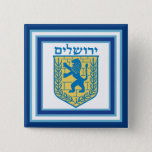 Bóton Quadrado 5.08cm Leão de Judah Emblem Jerusalém Hebraico<br><div class="desc">Botão quadrado com a imagem de um leão azul e amarelo de Judah emblema em branco com bordas azul claras e azuis escuras e "Jerusalém" em hebraico em letras azuis acima dele. Veja o encanto quadrado correspondente, chaveiro de metal grande redondo, chaveiro de acrílico quadrado de lado duplo, colar redondo...</div>