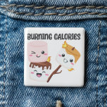 Bóton Quadrado 5.08cm Memória do Marshmallow das Calorias de Queima<br><div class="desc">Botão de Meme do Marshmallow de Calorias em chamas - Este botão maravilhoso apresenta três pequenos marshmallows assando. Garantido para chamar a atenção de todos. Queimar calorias na fogueira nunca teve um gosto tão bom. Faça de alguém um camper feliz com esta opção de presente "querido". Não precisa ser "mallow-dramático"....</div>