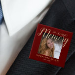Bóton Quadrado 5.08cm Memória Moderna Adorável | Botão Memorial Fotográf<br><div class="desc">O crachá memorial funerário "Na memória amorosa" fará o tributo perfeito ao seu amor. Apresentando o ditado "na memória amorosa" uma foto, seu nome e datas de nascimento/morte, sobre um fundo vermelho escuro. Os estilos de fonte, o tamanho e a cor podem ser alterados clicando no link personalizar depois de...</div>