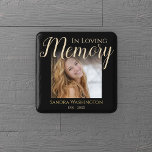 Bóton Quadrado 5.08cm Memória Moderna Adorável | Botão Memorial Fotográf<br><div class="desc">O crachá memorial funerário "Na memória amorosa" fará o tributo perfeito ao seu amor. Apresentando o ditado "na memória amorosa" uma foto, seu nome e datas de nascimento/morte, sobre um fundo negro. Os estilos de fonte, o tamanho e a cor podem ser alterados clicando no link personalizar depois de personalizar....</div>