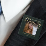 Bóton Quadrado 5.08cm Memória Moderna Adorável | Memorial de Fotografias<br><div class="desc">O crachá memorial funerário "Na memória amorosa" fará o tributo perfeito ao seu amor. Apresentando o ditado "na memória amorosa" uma foto, seu nome e datas de nascimento/morte, sobre um fundo verde escuro. Os estilos de fonte, o tamanho e a cor podem ser alterados clicando no link personalizar depois de...</div>