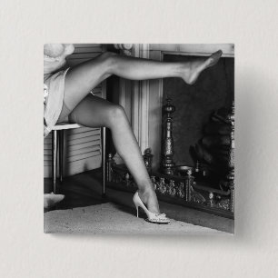 Bóton Quadrado 5.08cm Mulher que senta-se pela lareira B&W