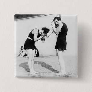 Bóton Quadrado 5.08cm Mulheres secando o cabelo na praia