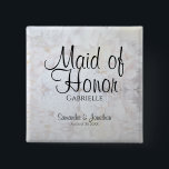 Bóton Quadrado 5.08cm Nome da Madrinha de casamento de Casamento de Peõe<br><div class="desc">Este belo botão de nome de etiqueta é perfeito para identificar membros-chave da festa de casamento no chá de panela, janto de ensaio ou recepção de casamento. Apresenta uma escrita negra moderna que se aloja sobre um fundo de reflexo de flores e corações de pénia branca. O texto é totalmente...</div>