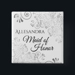 Bóton Quadrado 5.08cm Nome de etiqueta de Casamento Curls de Lacy Silver<br><div class="desc">Identifique os principais jogadores no seu janto de chá de panela, casamento ou ensaio com nossos elegantes botões Silver Faux Foil. Projetado para coordenar com nosso Silver Foil Elegante Wedding Suite, este botão apresenta uma película de falso Silver florescente em um fundo branco com Madrinha de casamento de leitura de...</div>