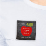 Bóton Quadrado 5.08cm Nome do professor | obrigado de maçã vermelha<br><div class="desc">Uma grande maçã vermelha e seu dentro de texto personalizado em um fundo de quadro escolar. Personalize-o com o nome e a nota do seu professor! Pode ser um obrigado interessante e fofo que você dá para seu professor no dia da apreciação ou quando volta para a escola.</div>