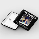 Bóton Quadrado 5.08cm Nossa Foto Instantânea do Formando | Graduação<br><div class="desc">Atenção a todos os pais orgulhosos dos estudantes! Celebre este importante marco com nossos botões modernos e na moda de "Formando". Esses botões especiais apresentam um efeito fotográfico instantâneo e um texto de modelo elegante, personalizado com o nome do seu filho, a escola e o ano de aula. Comemorar as...</div>