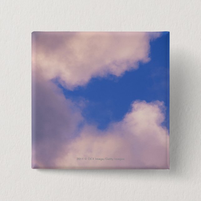 Bóton Quadrado 5.08cm Nuvens Wispy contra o céu azul (Frente)