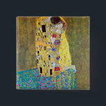 Bóton Quadrado 5.08cm O Beijo de Gustav Klimt, Vintage Art Nouveau<br><div class="desc">O Beijo (Der Kuss) (1907/08) de Gustav Klimt é provavelmente a sua obra mais famosa. Klimt iniciou o seu trabalho em 1907 e é o ponto alto do seu chamado "Período Ouro". O Beijo é uma vintage Era Vitoriana Simbiolismo belo amor pela arte e pintura romântica apresentando um casal romântico...</div>