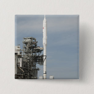 Bóton Quadrado 5.08cm O foguete de Ares IX é visto na plataforma de