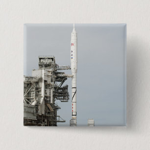 Bóton Quadrado 5.08cm O foguete de Ares IX é visto na plataforma de