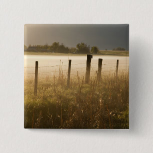 Bóton Quadrado 5.08cm O nascer do sol ilumina a névoa ao longo da cerca