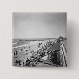 Bóton Quadrado 5.08cm Opinião elevado do passeio e da praia B&W