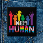 Bóton Quadrado 5.08cm Orgulho LGBTQ Todos somos mãos humanas do arco-íri<br><div class="desc">Espalhe alguma igualdade e mostre ao mundo que você é um orgulhoso membro da comunidade LGBTQ ou que você apoia a comunidade LGBT com este colorido botão de consciência orgulho gay que mostra uma ilustração das mãos coloridas do arco-íris com a citação "Somos todos humanos".</div>