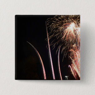 Bóton Quadrado 5.08cm Os fogos-de-artifício iluminam acima o memorial d