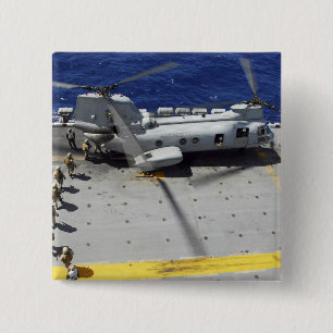 Bóton Quadrado 5.08cm Os fuzileiros navais embarcam um helicóptero do