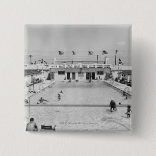 Bóton Quadrado 5.08cm Pessoas que relaxam na piscina exterior B&W