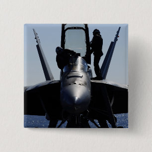 Bóton Quadrado 5.08cm Pilotos realizam uma inspeção antes do voo