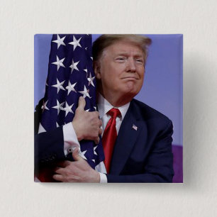 Bóton Quadrado 5.08cm Presidente Trump abraçando a bandeira americana
