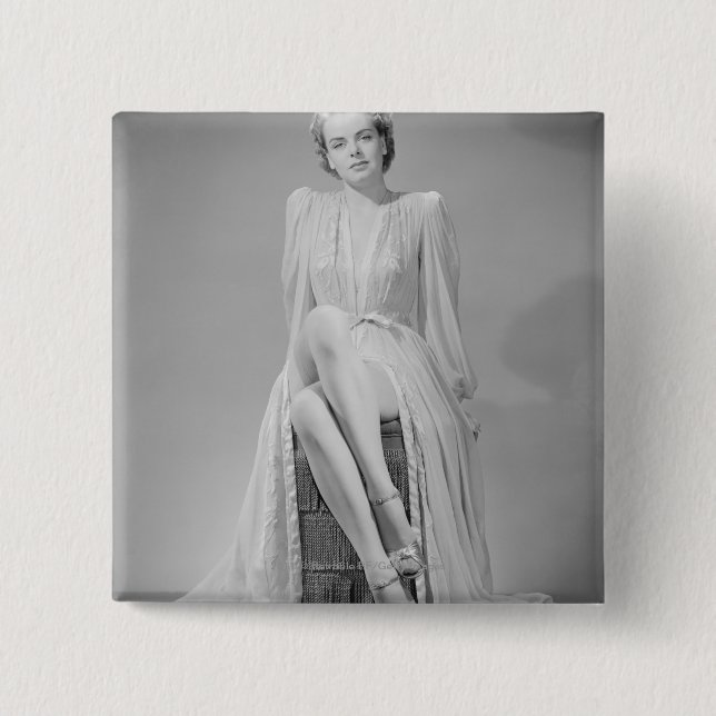 Bóton Quadrado 5.08cm Retrato do estúdio da jovem mulher no nightgown (Frente)