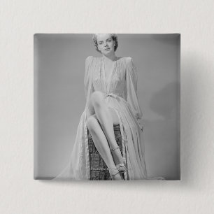 Bóton Quadrado 5.08cm Retrato do estúdio da jovem mulher no nightgown