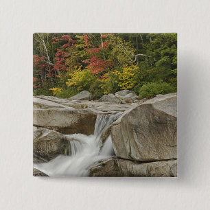 Bóton Quadrado 5.08cm Rio Swift em cascata através de rochas, Branco