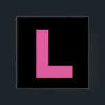 Bóton Quadrado 5.08cm Rosa quente na noite preta L crachá da galinha da<br><div class="desc">Um grande rosa quente L na placa preta do principiantes do partido de galinha do fundo.</div>