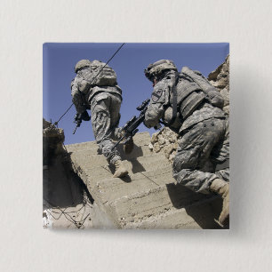 Bóton Quadrado 5.08cm Soldados subindo escada de um prédio