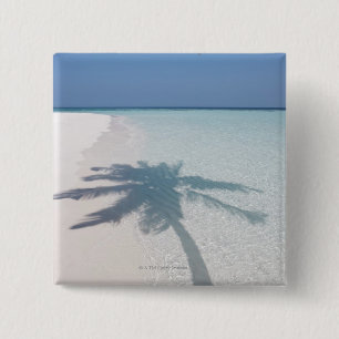 Bóton Quadrado 5.08cm Sombra de uma palmeira em uma praia deserta