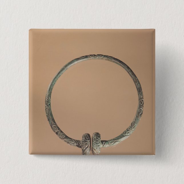 Bóton Quadrado 5.08cm Torque com design ternário, 5o-4o século BC (Frente)