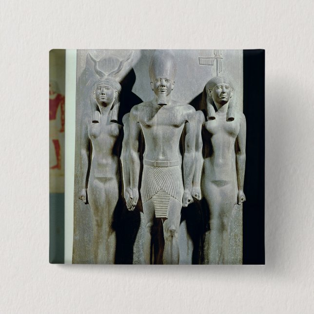 Bóton Quadrado 5.08cm Tríade de Menkaure com a deusa Hathor (Frente)