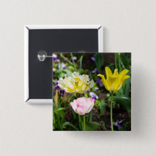 Bóton Quadrado 5.08cm Tulipas brancas, cor-de-rosa e amarelas no jardim