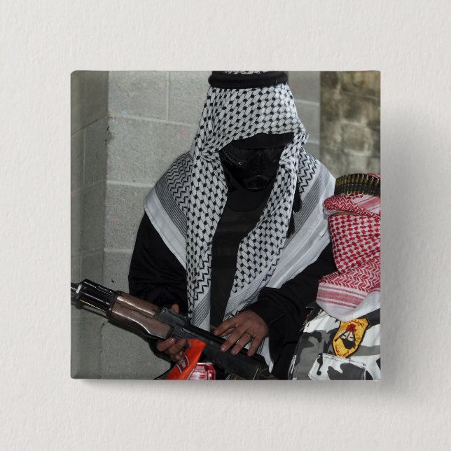 Bóton Quadrado 5.08cm Um agressor inimigo que desempenha um papel armou  (Frente)