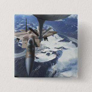 Bóton Quadrado 5.08cm Um avião de F-15C Eagle senta-se atrás de um