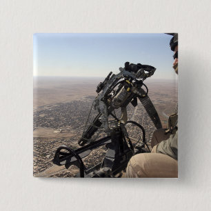 Bóton Quadrado 5.08cm Um chefe de tripulação procura atividade suspeita