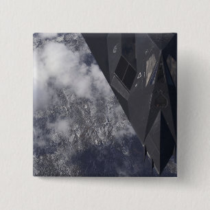 Bóton Quadrado 5.08cm Um F-117A Nighthawk voa alto sobre a montanha