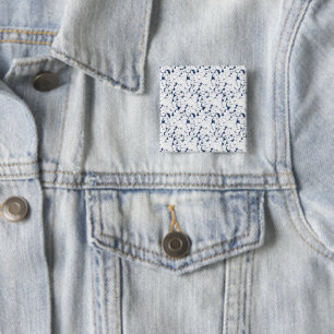 Bóton Quadrado 5.08cm um fundo branco e azul com um padrão
