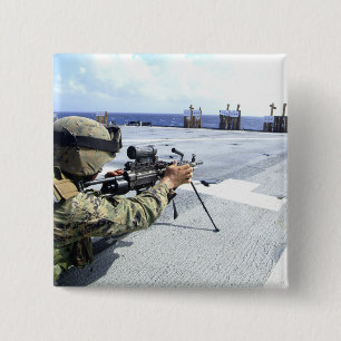 Bóton Quadrado 5.08cm Um fuzileiro americano ajustando sua arma