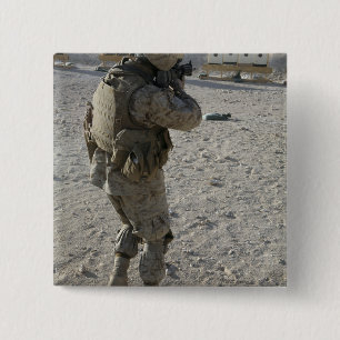 Bóton Quadrado 5.08cm Um soldado contrata seu alvo em um tiro soou