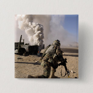 Bóton Quadrado 5.08cm Um soldado reage ao explos controlados