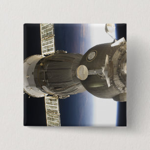 Bóton Quadrado 5.08cm Uma nave espacial de Soyuz backdropped pela terra