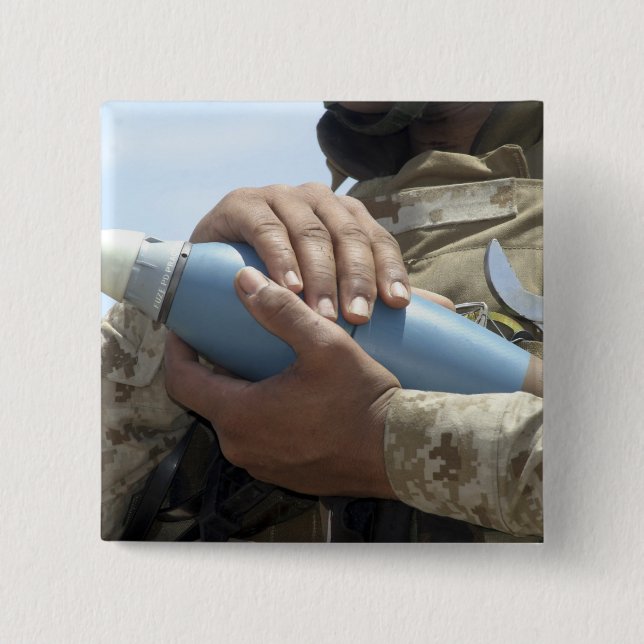 Bóton Quadrado 5.08cm Vista aproximada de um soldado que está a carregar (Frente)