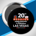Bóton Redondo 10.16cm 20 Casamento Casais de Aniversário de Las Vegas Tr<br><div class="desc">Um presente único de 20 para marido e esposa ou casal casado levando um final de semana romântico para Las Vegas para celebrar 20 anos de casamento! Novidade lembrando sua viagem de Vegas como uma segunda viagem de lua de mel ou festa de casamento que você nunca teve. Apresenta o...</div>