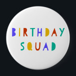 Bóton Redondo 10.16cm Birthday Squad Pin Crachá Kids Partido Favor Swag<br><div class="desc">Este crachá colorido e alegre é o favor perfeito para uma bolsa de banho numa festa infantil! Usando cores primárias arrojadas e uma fonte com estilo de recorte lúdico, ele garantirá que todos na festa sintam parte da Praça de Aniversário. Também é muito útil para identificar membros de uma festa...</div>