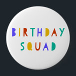 Bóton Redondo 10.16cm Birthday Squad Pin Crachá Kids Partido Favor Swag<br><div class="desc">Este crachá colorido e alegre é o favor perfeito para uma bolsa de banho numa festa infantil! Usando cores primárias arrojadas e uma fonte com estilo de recorte lúdico, ele garantirá que todos na festa sintam parte da Praça de Aniversário. Também é muito útil para identificar membros de uma festa...</div>