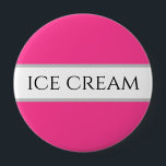 Bóton Redondo 10.16cm Botão SORVETE de Morango Vermelho Cor-de-Rosa com<br><div class="desc">Este design de diversão apresenta dentro de fonte preta moderna e limpa uma ampla faixa central branca destacada com pinstripes em um fundo rosa brilhante com SORVETE escrito na design. O texto pode ser personalizado.</div>