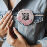 Bóton Redondo 10.16cm Comprar a noiva um código venmo qr de bebida<br><div class="desc">Espalhe o amor e comprar a noiva uma bebida com este charmoso botão rosa! Apresentando um encantador design de folhagem cor-de-rosa com corações e um código QR,  este botão facilita a contribuição dos convidados para a celebração da noiva.</div>